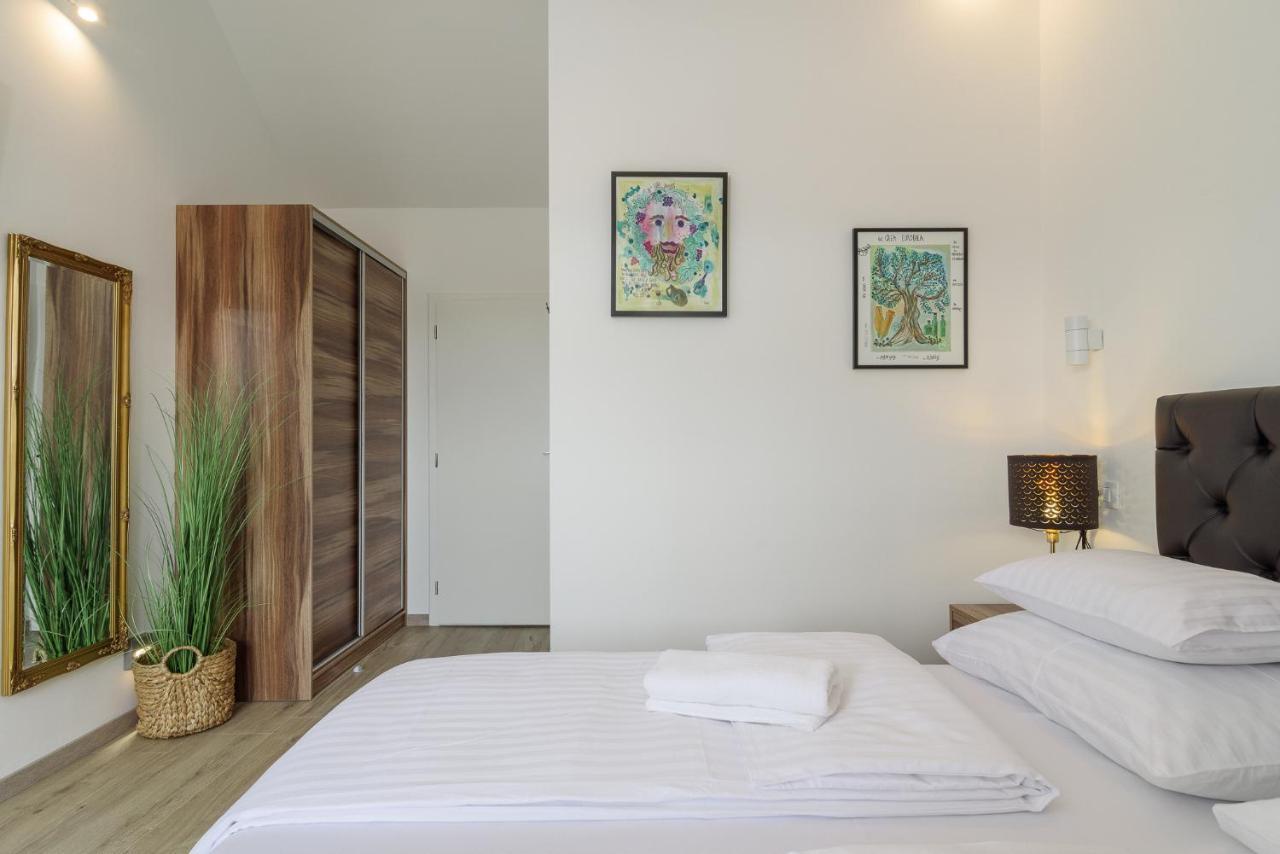 Vila White Trogir Bagian luar foto
